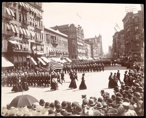 Poliisi marssii New Yorkin poliisiparaatissa, New York, 1898 (hopeagelatiiniprintti)